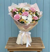 Букет цветов из:  Гвоздики, Орхидеи и Розы в Сретенске