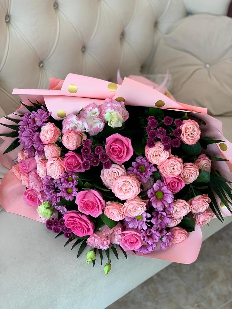 Букет цветов из: Хризантемы, Розы и Лизиантусы в Сретенске