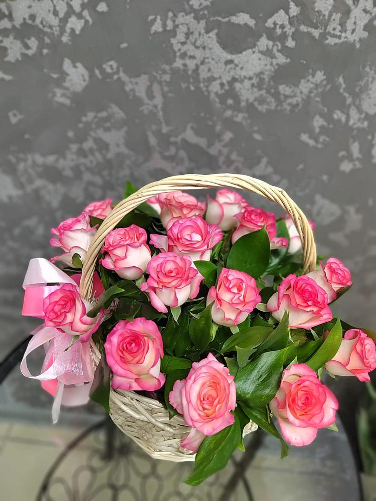 Цветочная композиция из Розы в корзине в Сретенске