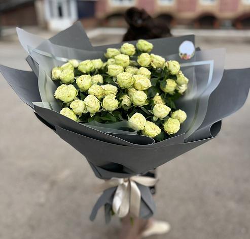 Букет Белые кустовые розы Солинеро в Сретенске