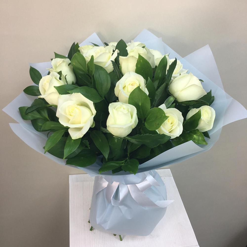 Букет 15 Белых роз Проуд в Сретенске