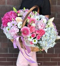 Цветочная композиция из Розы, Хризантемы, Пионы и Лизиантусы в корзине в Сретенске