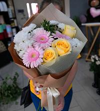 Букет цветов из:  Герберы, Розы и Хризантемы в Сретенске