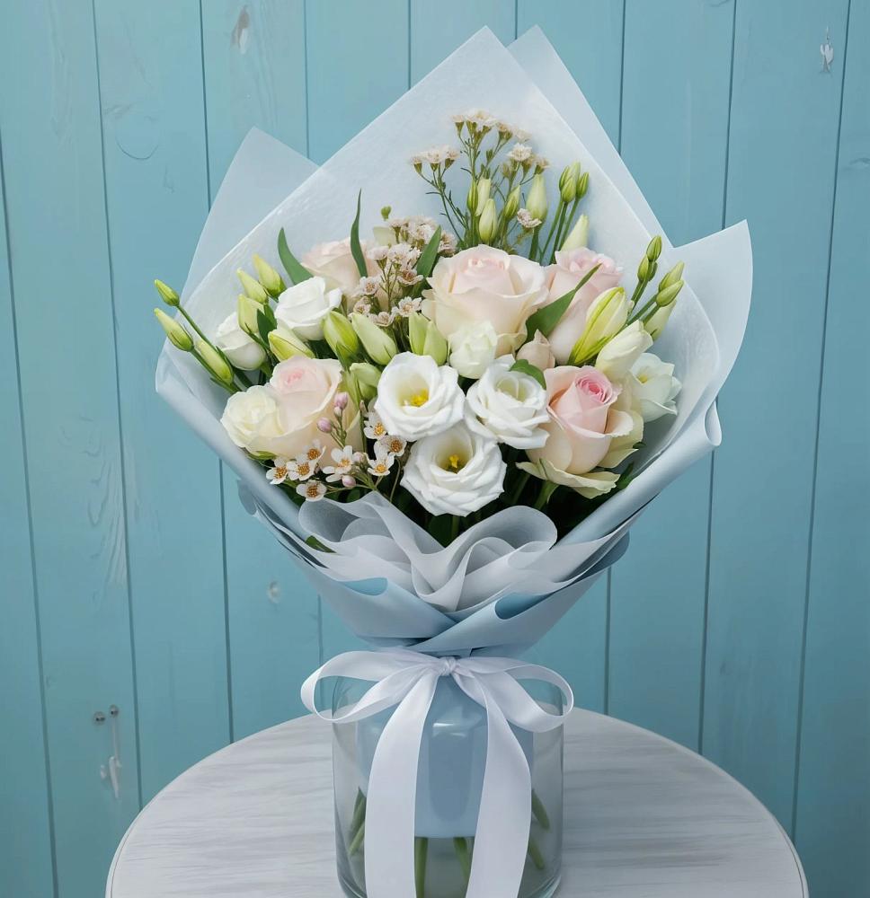 Букет цветов из: Розы и Лизиантусы в Сретенске