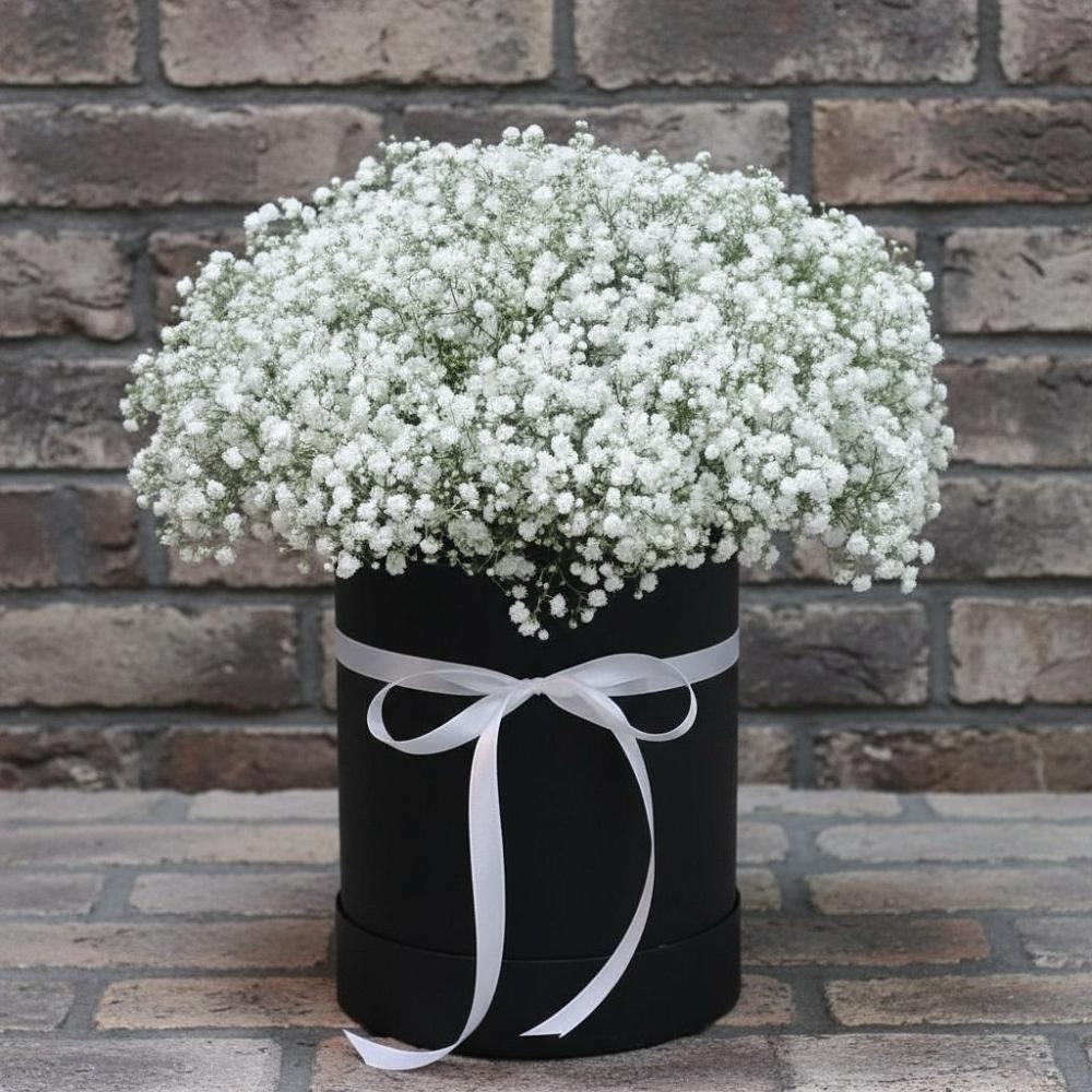 Цветочная композиция из Гипсофила в шляпной коробке в Сретенске