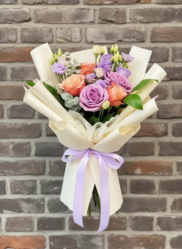 Букет цветов из: Лизиантусы и Розы в Сретенске