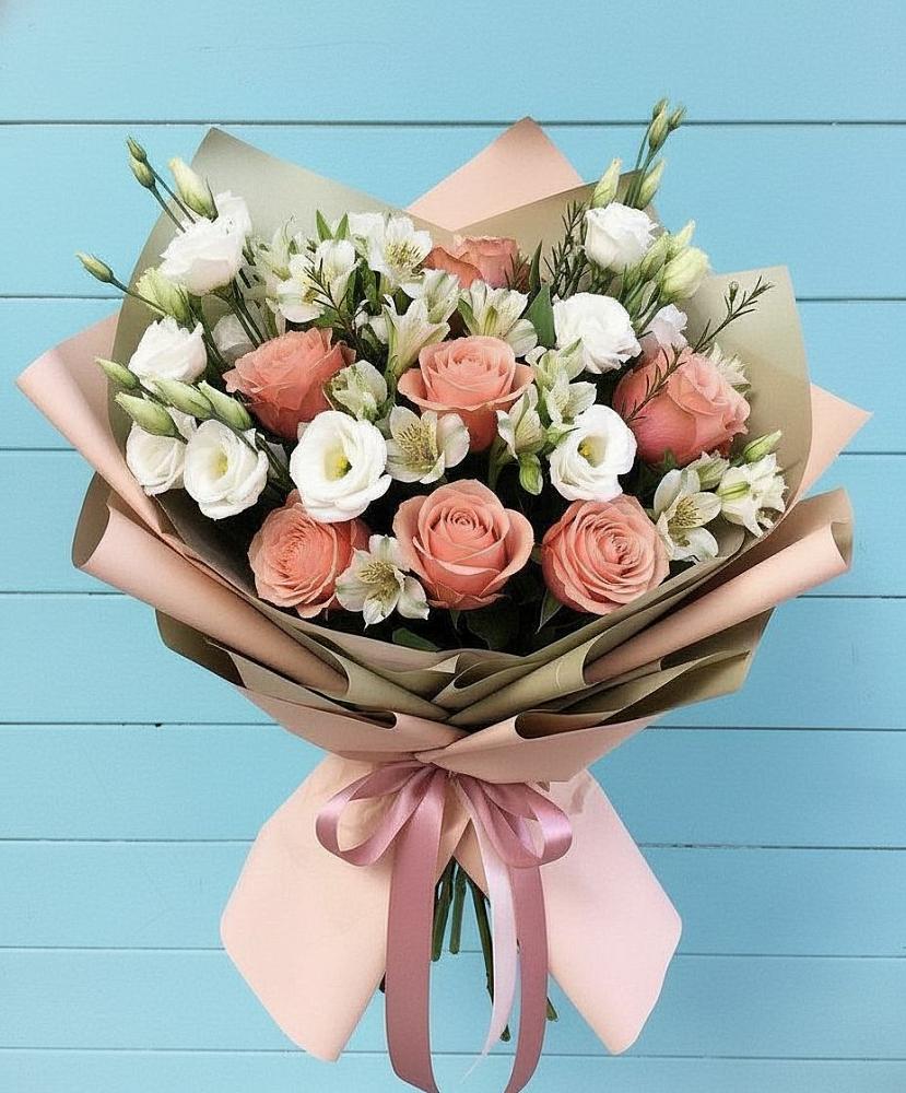 Букет цветов из: Розы, Альстромерии и Лизиантусы в Сретенске