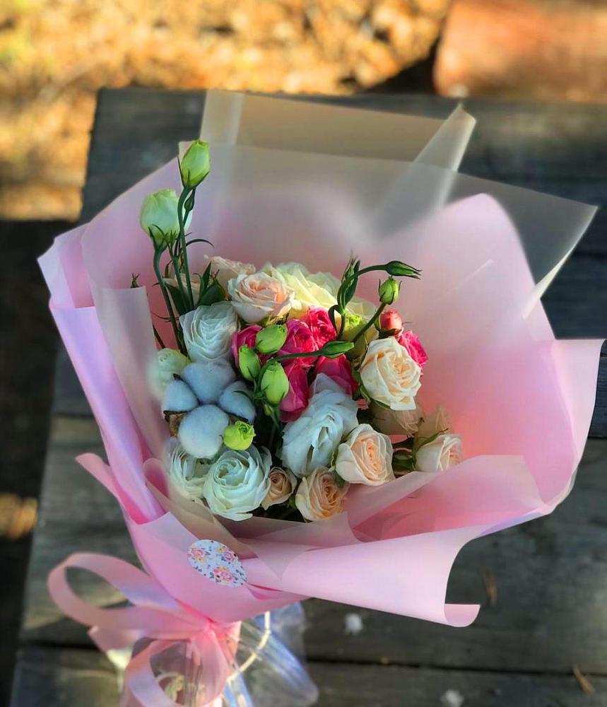 Букет цветов из: Розы и Лизиантусы в Сретенске