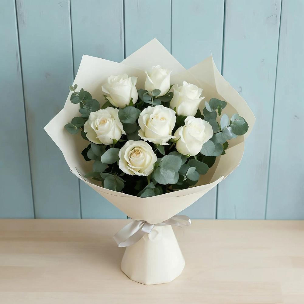 Букет Белые розы в Эвкалипте в Сретенске
