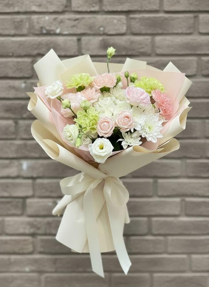 Букет цветов из: Гвоздики, Розы, Лизиантусы и Хризантемы в Сретенске