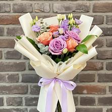 Букет цветов из:  Лизиантусы и Розы в Сретенске