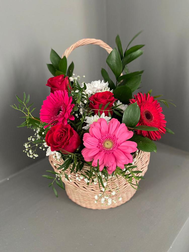 Цветочная композиция из Розы, Хризантемы и Герберы в корзине в Сретенске