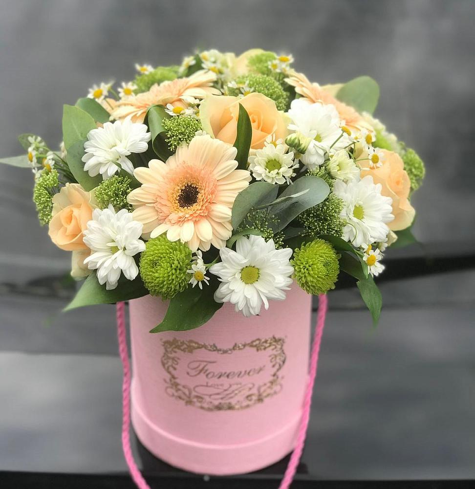 Цветочная композиция из Розы, Герберы и Хризантемы в шляпной коробке в Сретенске