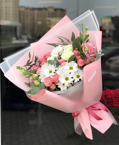 Букет цветов из: Розы, Лизиантусы и Хризантемы в Сретенске